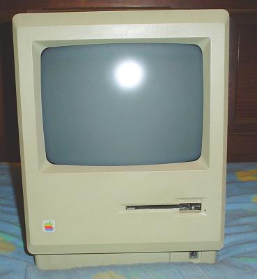 [Really bad picture of the 512k Macintosh]