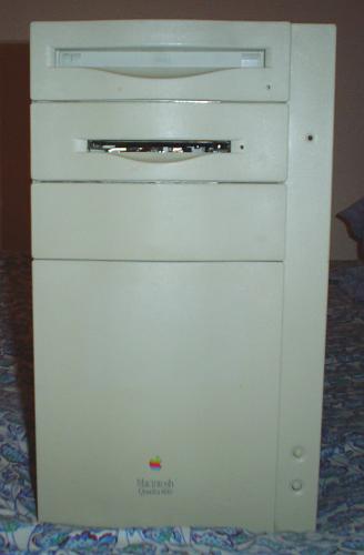 [Really bad picture of the Apple Macintosh Quadra 800]