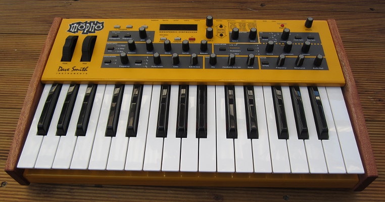 [Picture of the Dave Smith Instruments Mopho Keyboard synthesiser]