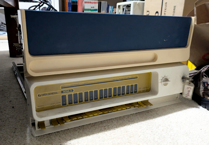 [Really bad picture of the Nova 3 on my floor.]